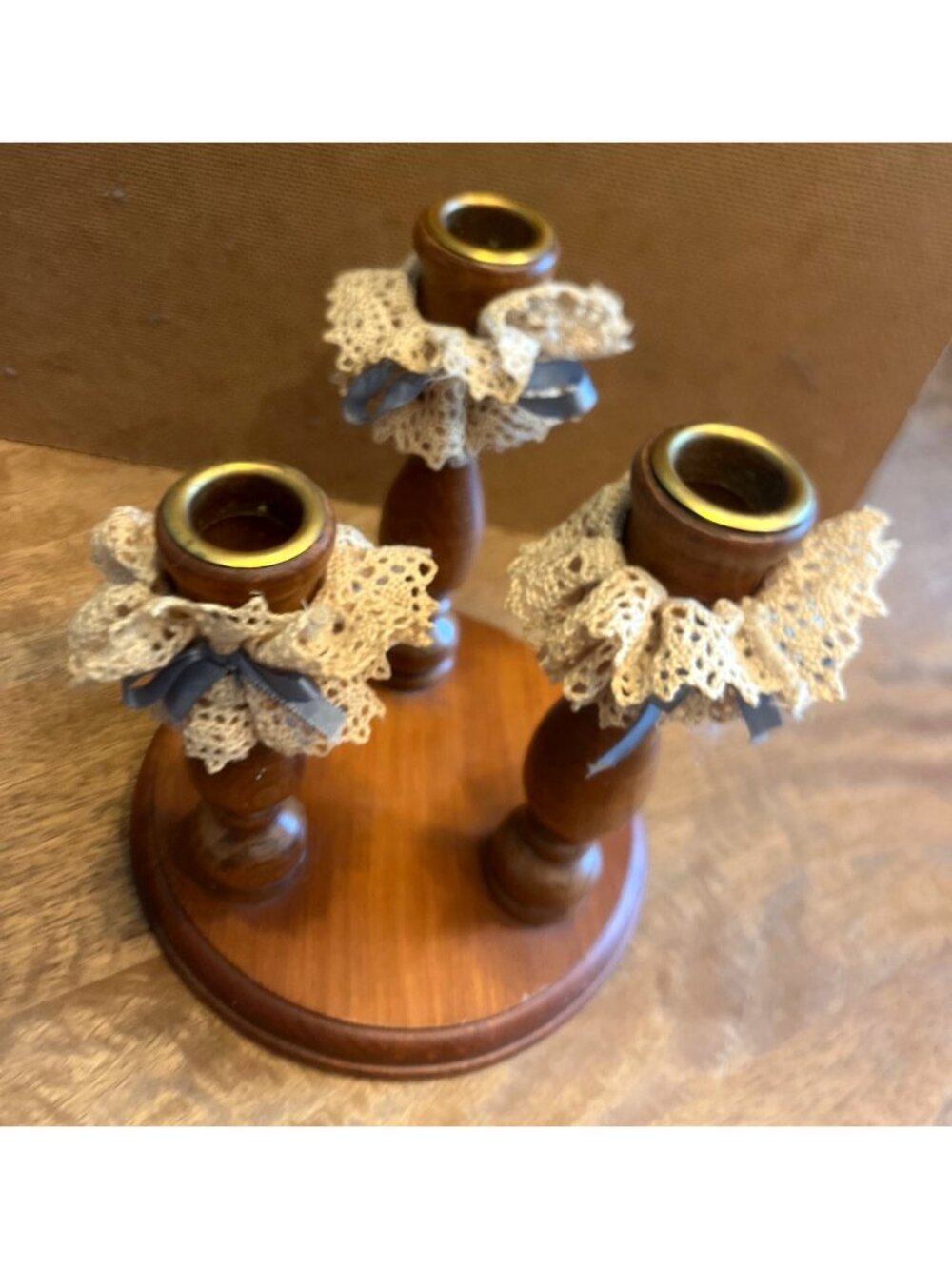 Vtg Wooden Triple Candlestick Holder Lace Doilies Blue Ribbon Accents Cottagecor - Picture 2 of 4